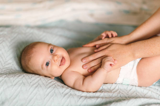 Gestes doux pendant un massage bébé