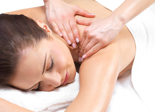 Massage bien-être du dos dans une ambiance calme et chaleureuse
